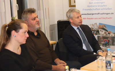 Der Bundestagsabgeordnete Steffen Bilger (rechts) zusammen mit Erich Hangstörfer und Annkatrin Gittinger zu Gast beim Vaihinger Bürger-Treff